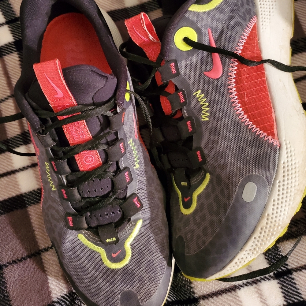 Nike Escape - Picture 2 of 5